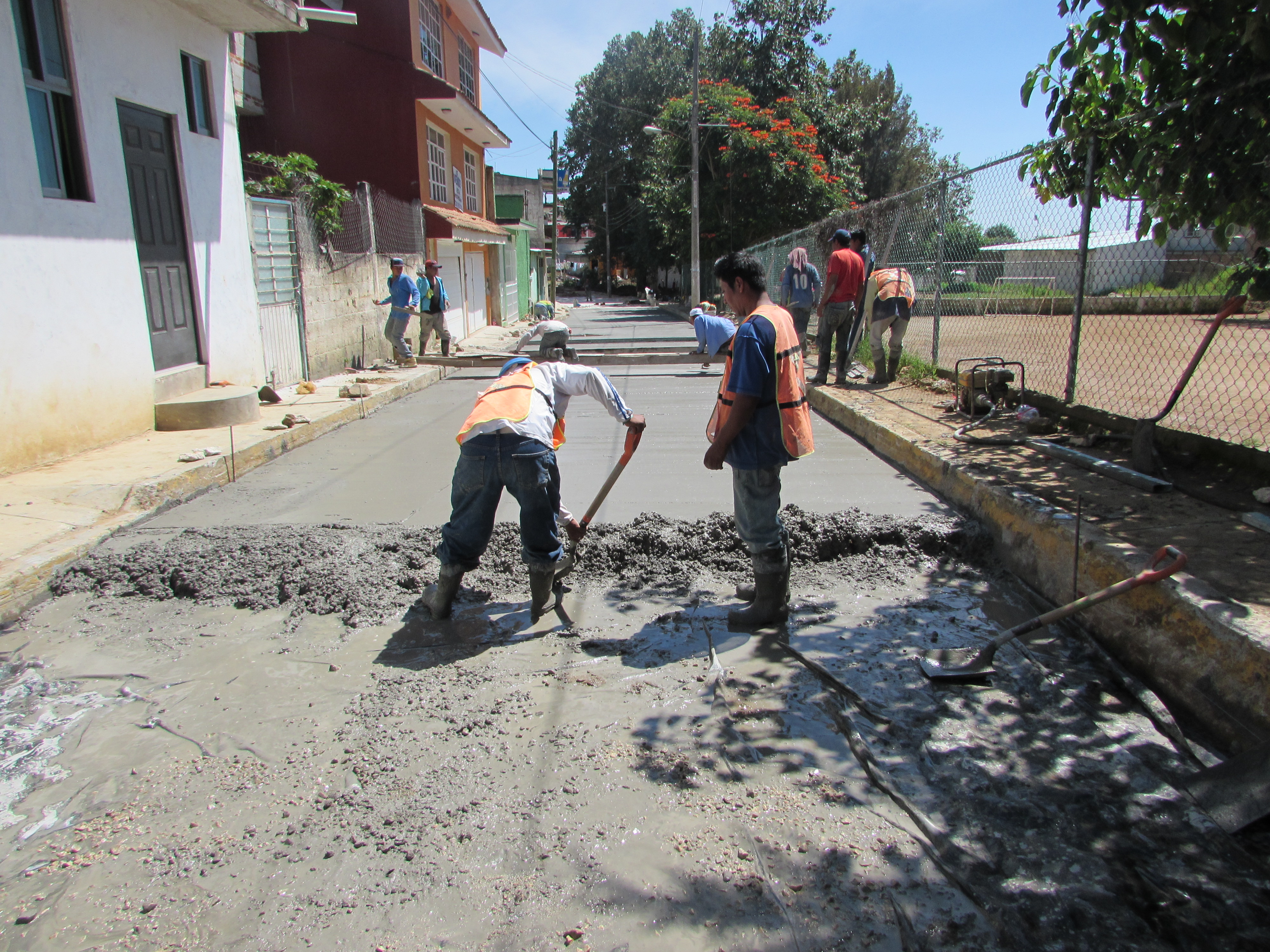 SUMINISTRO, COLOCACIÓN Y TENDIDO DE CONCRETO DE 18 CMS DE ESPESORM CON RESISTENCIA A LA FLEXIÓN (MODULO DE RUPTURA MR) IGUAL A 38 KG/CM2 CON ACELERANTE A 7 DIAS, REVENIMIENTO MÁXIMO DE 10 CMS +/- 2.5 CMS A 3 DIAS (R.R.), COLOCADO CON REGLA VIBRAORIA CON UN ANCHO MÁXIMO DE PAVIMENTACIÓN DE 7.00 MTS. INCLUYE CIMBRADO, DESCIMBRADO, FLOTADO CON AVIÓN O FLOTA DE MAGNESIO, TEXTURIZADO LONGITUDINAL CON TELA DE YUTE Y TRANSVERSAL CON PEINE METALICO, CON CORTADORA DE CONCRETO CON CORTES DE ACUERDO AL PROYECTO, CANASTILLA, BARRAS DE AMARRE Y BARRAS PASAJUNTAS DE ACUERDO A ESPECIFICACIONES, SELLADO DE JUNTAS CON BACKER ROAD Y CURADO CON MEMBRANA PARAFINA BASE AGUA, MANO DE OBRA, EQUIPO LIGERO, HERRAMIENTA MENOR.